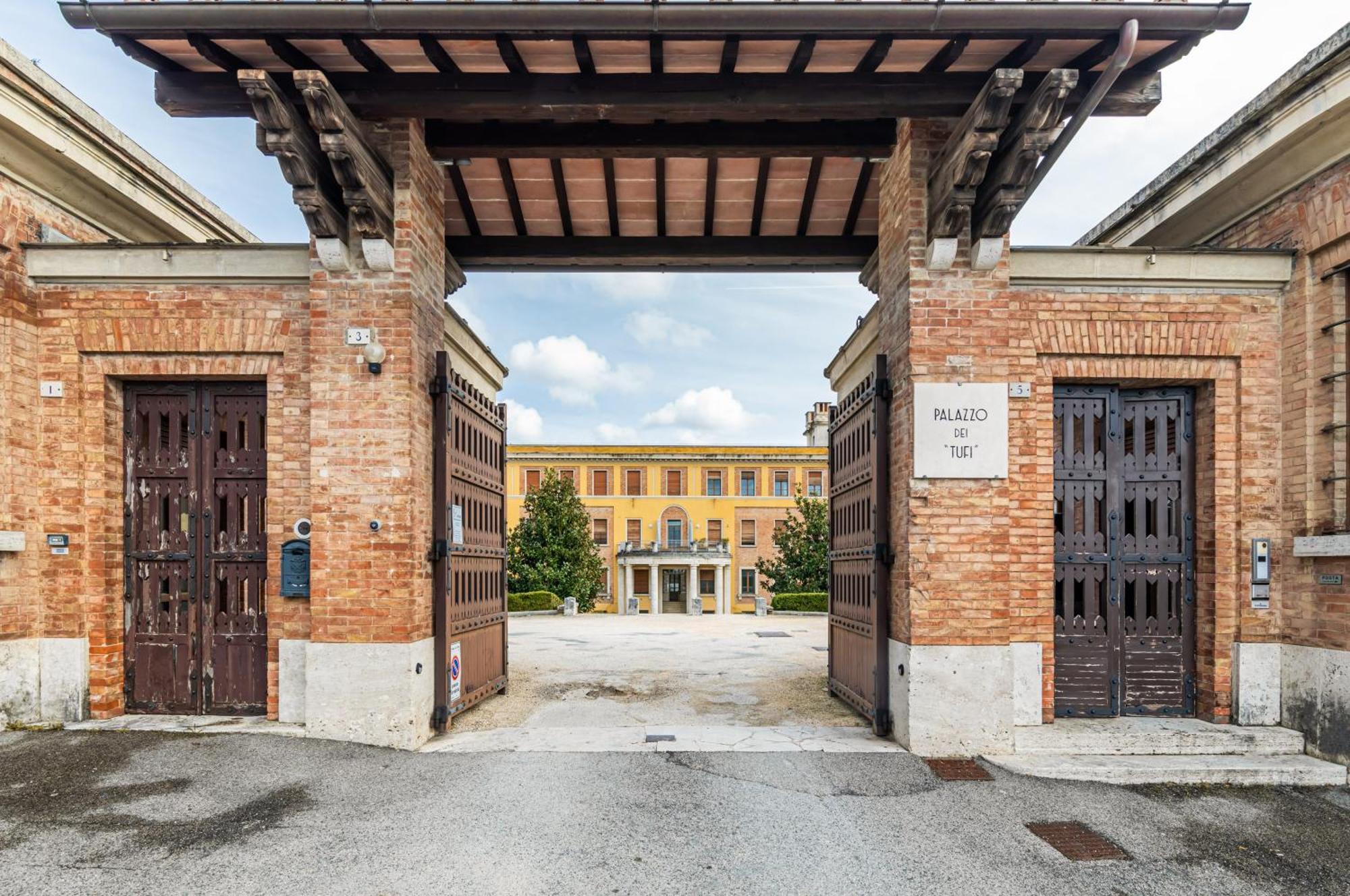 Porta Tufi Luxury Apartment With Private Parking! Siena Exterior photo